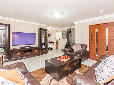 4 Bedroom House For Sale in Soweto - 3Fl0.webp
