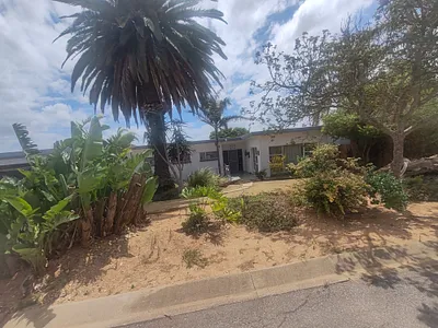 4 Bedroom House For Sale in Despatch - ENwm.webp