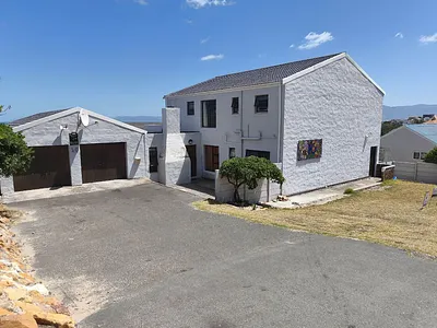 4 Bedroom House For Sale in Gansbaai - dju8.webp