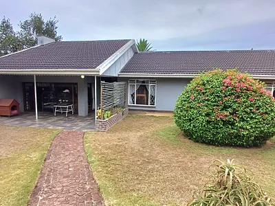 4 Bedroom House For Sale in Uitenhage - 7dEp.webp
