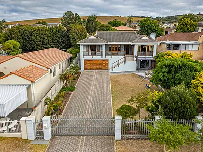 3 Bedroom House For Sale in Port Elizabeth - OZ3X.webp