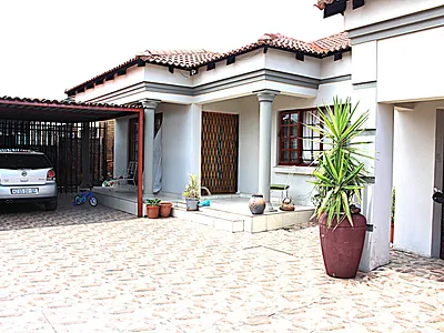 5 Bedroom House For Sale in Roodepoort - 5bTi.webp