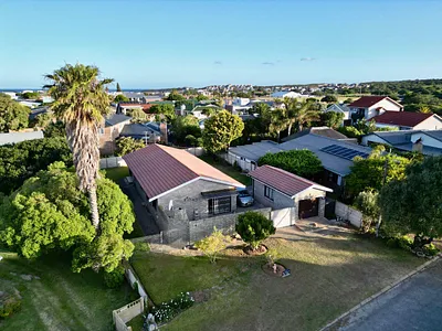 4 Bedroom House For Sale in Stilbaai West, Stilbaai - hsMd.webp