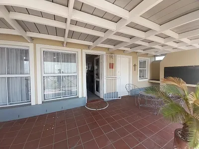 2 Bedroom House For Sale in Worcester - img