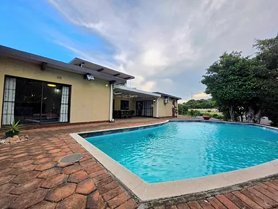 6 Bedroom House For Sale in Amanzimtoti - 88aS.webp