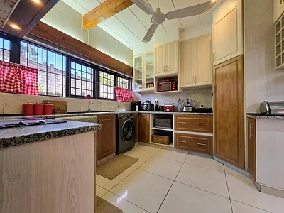 6 Bedroom House For Sale in Amanzimtoti - AiYI.webp