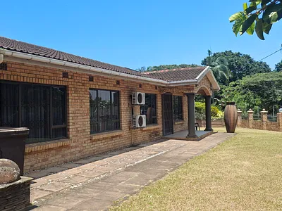 3 Bedroom House For Sale in Amanzimtoti - CwnJ.webp