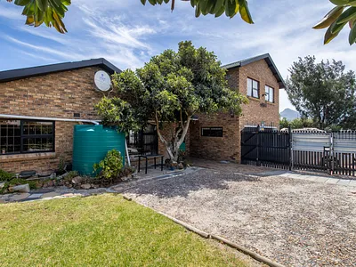 4 Bedroom House To Rent in Fish Hoek - RwqT.webp