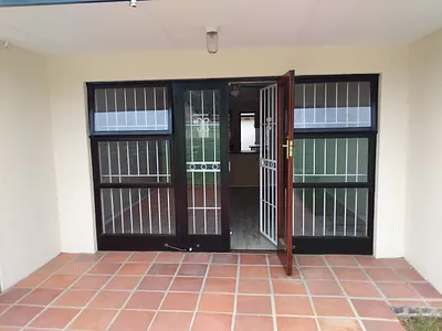 3 Bedroom Townhouse To Rent in Somerset West - img