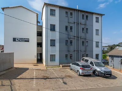 2 Bedroom Apartment For Sale in Roodepoort - vt04.webp