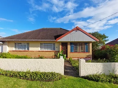 4 Bedroom House For Sale in East London - DgZO.webp