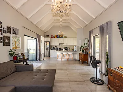 3 Bedroom House For Sale in Cape Town - P8av.webp