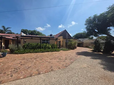 4 Bedroom House For Sale in Benoni - qwRT.webp