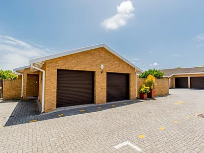 3 Bedroom Townhouse To Rent in Port Elizabeth - 2gZg.webp