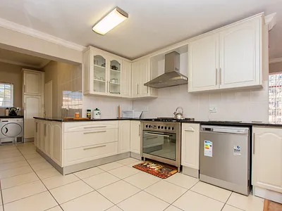 4 Bedroom House For Sale in Velddrif - FmtQ.webp