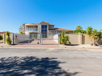 4 Bedroom House For Sale in Velddrif - bdVg.webp