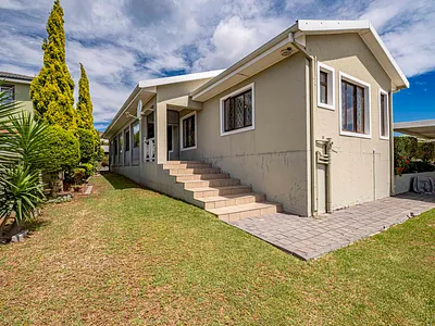3 Bedroom House For Sale in Port Elizabeth - SXMK.webp