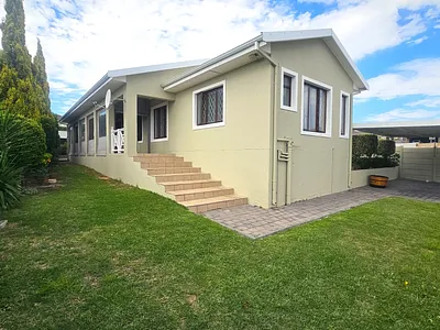 4 Bedroom House For Sale in Port Elizabeth - UEHc.webp