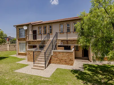 2 Bedroom Apartment For Sale in Roodepoort - 1Vfy.webp