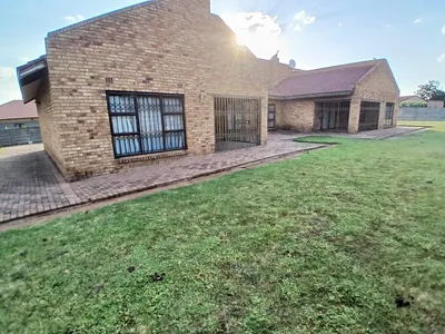 5 Bedroom House For Sale in Nigel - img