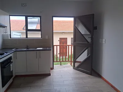 3 Bedroom House To Rent in East London - 9Muo.webp