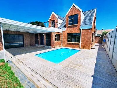 4 Bedroom House For Sale in Jeffreys Bay - 9wjT.webp