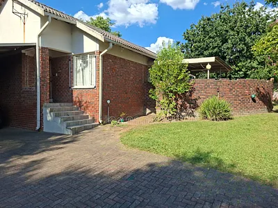 3 Bedroom House For Sale in Newcastle - Qzr0.webp