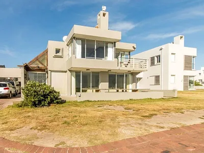 6 Bedroom House For Sale in Blouberg - oglc.webp