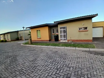 3 Bedroom Townhouse For Sale in Rustenburg - ItOO.webp
