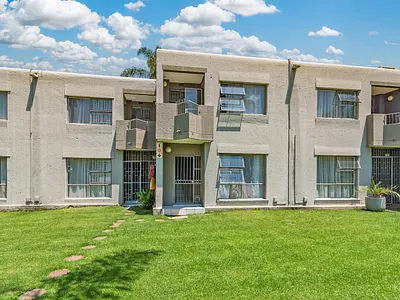 2 Bedroom Townhouse For Sale in Roodepoort - UWsP.webp
