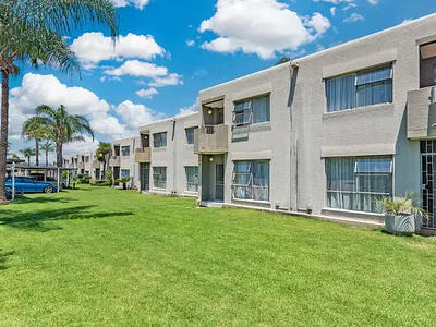 2 Bedroom Townhouse For Sale in Roodepoort - img