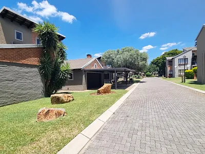 4 Bedroom House For Sale in Rustenburg - fuB4.webp