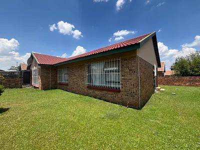 3 Bedroom Townhouse For Sale in Witbank - obPW.webp
