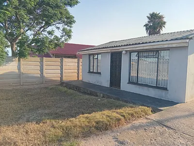 2 Bedroom House For Sale in Uitenhage - img