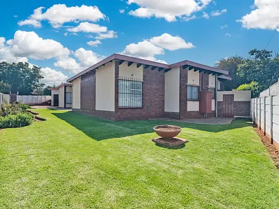 4 Bedroom House For Sale in Roodepoort - jEP3.webp