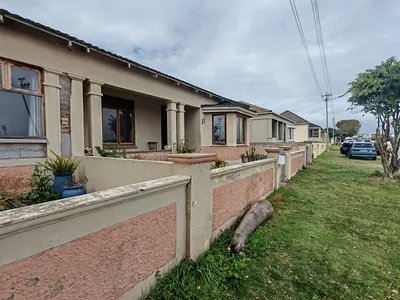 8 Bedroom House For Sale in Port Elizabeth - 9K3a.webp
