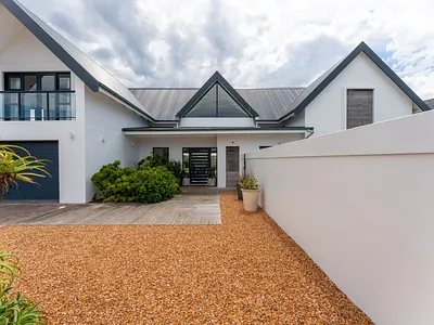 4 Bedroom House For Sale in St Francis Bay - R59y.webp