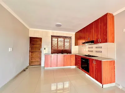 2 Bedroom Townhouse For Sale in Amanzimtoti - LsoH.webp