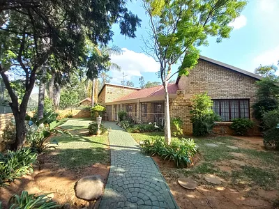 4 Bedroom Townhouse For Sale in Rustenburg - 4z7t.webp