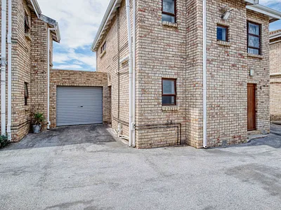 3 Bedroom Townhouse For Sale in Port Elizabeth - img
