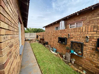 2 Bedroom Townhouse For Sale in Potchefstroom - y73i.webp