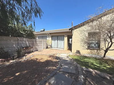 2 Bedroom Townhouse For Sale in Blouberg - 9ajr.webp