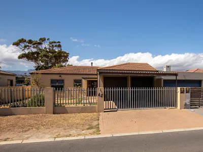 3 Bedroom House For Sale in Gordons Bay - 09Kk.webp