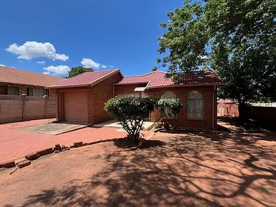 3 Bedroom House For Sale in Rustenburg - lk2P.webp