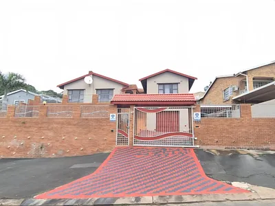 6 Bedroom House For Sale in Chatsworth - img