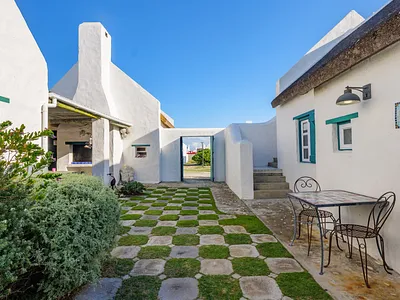 4 Bedroom House For Sale in Struisbaai - wObW.webp