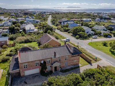 6 Bedroom House For Sale in Pringle Bay - img