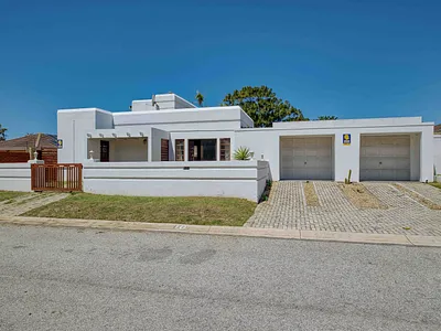 6 Bedroom House For Sale in Port Elizabeth - pCWM.webp