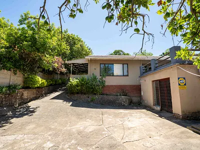 3 Bedroom House For Sale in Amanzimtoti - 9uat.webp