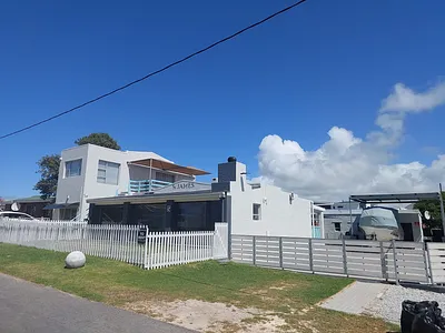 5 Bedroom House For Sale in Struisbaai - 0xMi.webp